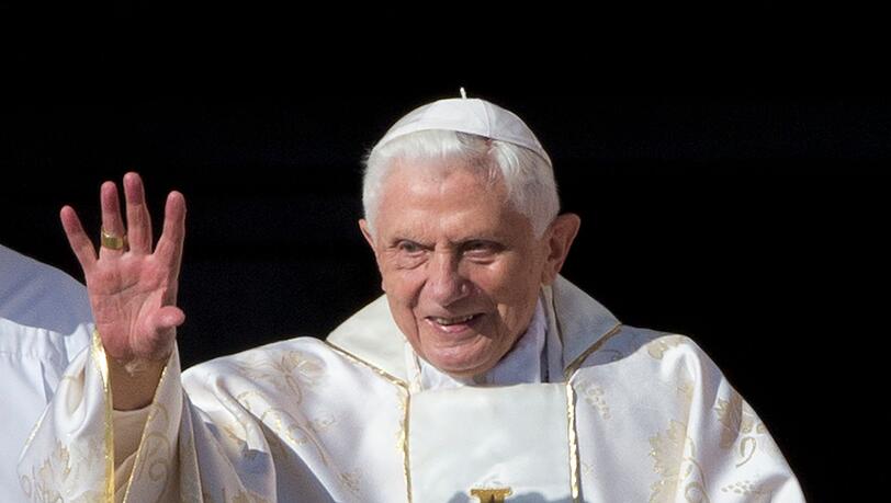 Der emeritierte Papst Benedikt XVI winkt bei seiner Ankunft im Vatikan.