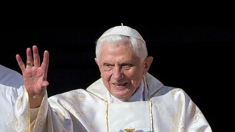 Der emeritierte Papst Benedikt XVI winkt bei seiner Ankunft im Vatikan.