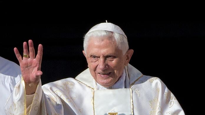 Der emeritierte Papst Benedikt XVI winkt bei seiner Ankunft im Vatikan.