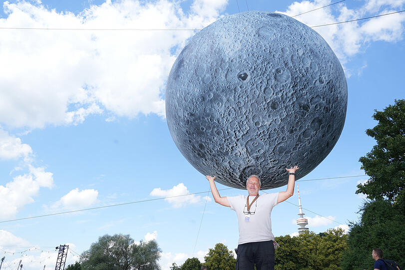 Biwi beim Mond des Künstlers Luke Jerram. Der technische Leiter muss das Kunstwerk abhängen, wenn Sturm droht. Deswegen hat Biwi immer den Wetterbericht im Blick.