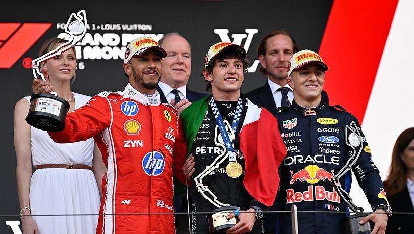 Lewis Hamilton ist &auml;lter als Monaco-Sieger Kimi Antonelli (M) und der Dritte Isack Hadjar (r) zusammen.