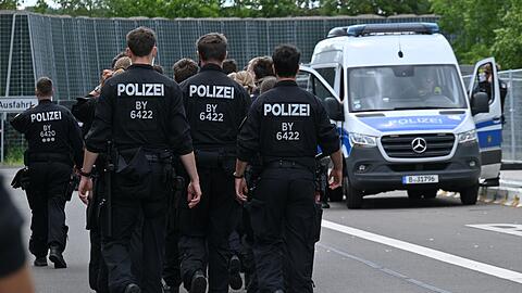 Die Polizei ist mit einem Gro&szlig;aufgebot bereits vor dem AfD-Parteitag im Einsatz.