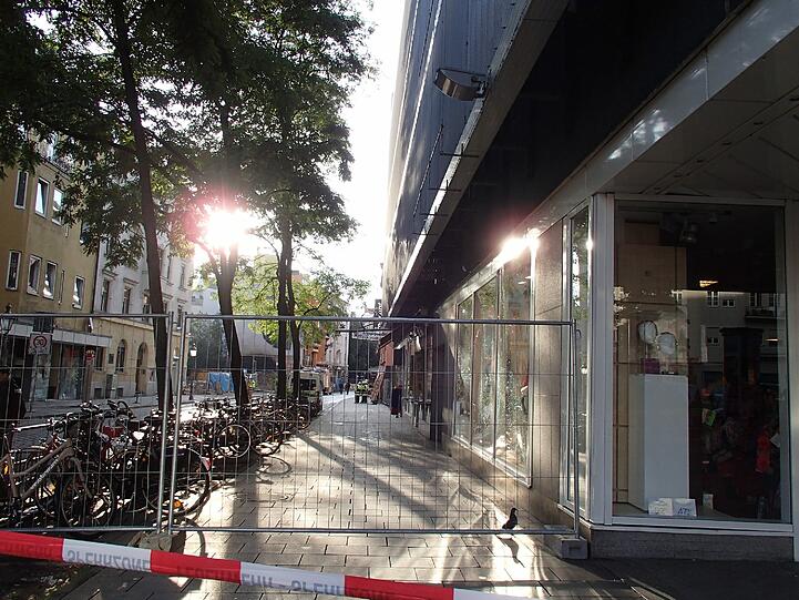 Schwabing am Tag nach der Bombensprengung: Die Spuren der Detonation sind deutlich zu erkennen. Im Laufe des Vormittags werden die Schäden an den Gebäuden der Umgebung erfasst.