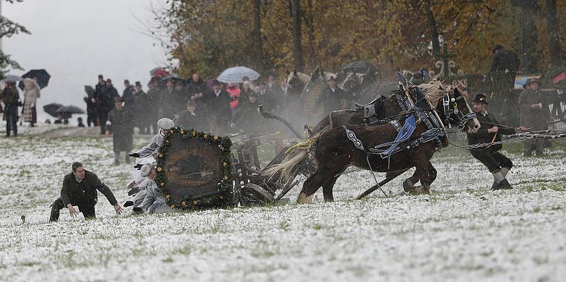 Leonhardiritt: Krasser Unfall bei der traditionellen Leonhardifahrt! Pferde sind im Schnee ausgerutscht und ein Truhenwagen ist umgefallen. Frauen wurden verletzt.