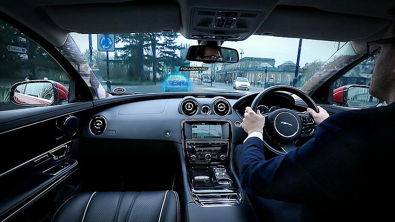Jaguar Land Rover entwickelt Technologien, die die Dachsäulen des Fahrzeugs dank Kamera transparent erscheinen lassen und bei der Navigation ein virtuelles Vorausfahrzeug in das Head-up-Display einspiegeln. Die Systeme werden &bdquo;360 Virtual Urban Windscreen&ldquo; und &bdquo;Follow-Me Ghost Car Navigation&ldquo; genannt.