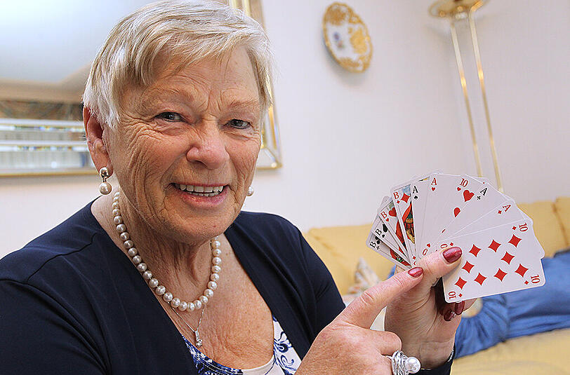Roswitha Körper hält in ihrer Wohnung in Marktheidenfeld ein Skat-Blatt in der Hand. Die 74-jährige ist Doppelweltmeisterin im Skatspielen.