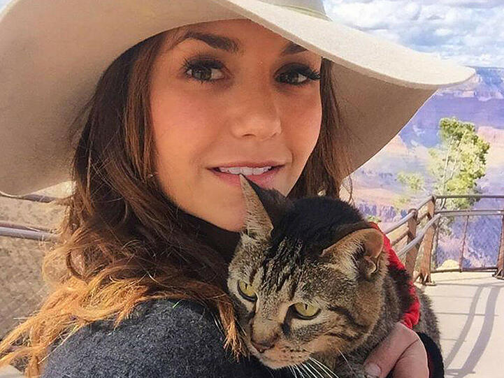 Nina Dobrev mit ihrer Katze im Schlepptau