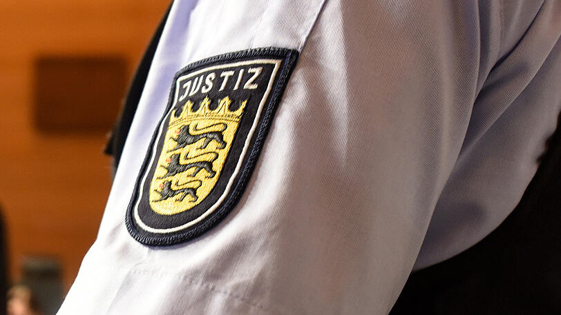 Ärmelaufnäher eines Justizbeamten in einem Gerichtssaal in Freiburg.