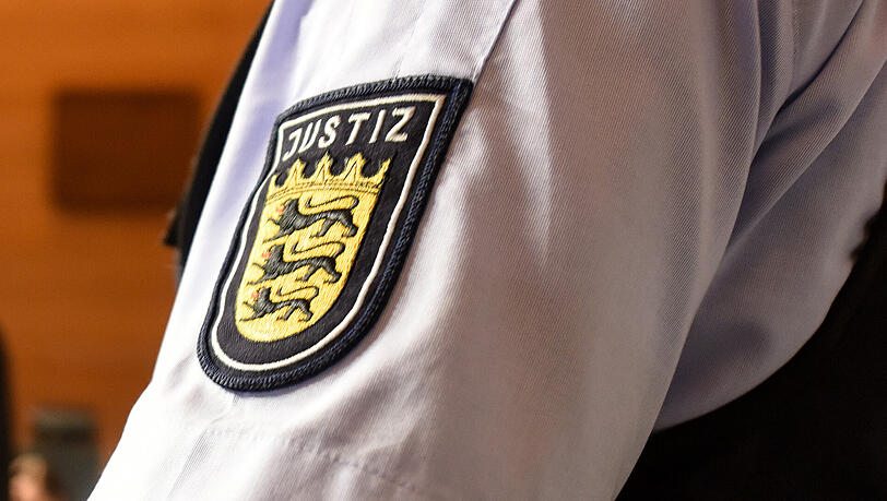 Ärmelaufnäher eines Justizbeamten in einem Gerichtssaal in Freiburg. Ärmelaufnäher eines Justizbeamten in einem Gerichtssaal in Freiburg.