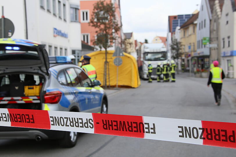 Polizei und Feuerwehr sperrten die Unfallstelle.