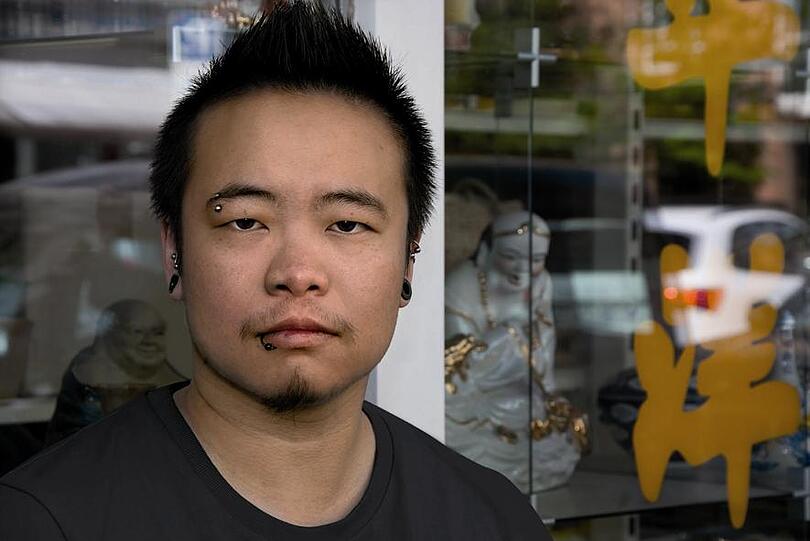 50 beeindruckende Portraits zeigt die Ausstellung im Sub noch bis zum 30. Januar. Timon aus Guangdong in China und Köln macht seit zwei Jahren eine Testosteron-Therapie. Er sagt: "Komm damit klar, oder lass mich in Ruhe."