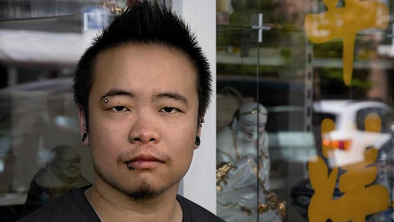 50 beeindruckende Portraits zeigt die Ausstellung im Sub noch bis zum 30. Januar. Timon aus Guangdong in China und Köln macht seit zwei Jahren eine Testosteron-Therapie. Er sagt: "Komm damit klar, oder lass mich in Ruhe." 50 beeindruckende Portraits zeigt die Ausstellung im Sub noch bis zum 30. Januar. Timon aus Guangdong in China und Köln macht seit zwei Jahren eine Testosteron-Therapie. Er sagt: "Komm damit klar, oder lass mich in Ruhe."