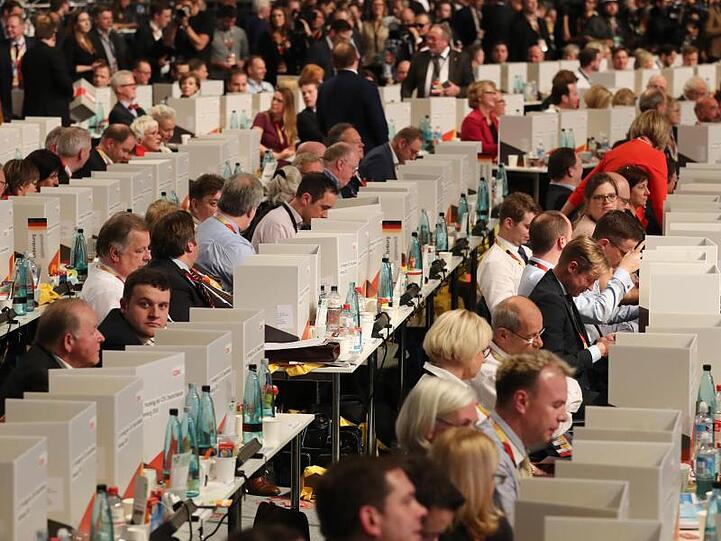 Delegierte des CDU-Bundesparteitags geben ihre Stimme zur Wahl eines neuen Parteivorsitzenden ab.