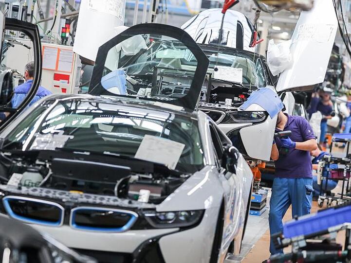 Mitarbeiter eines BMW-Werks arbeiten an der Montage. Foto: Jan Woitas/dpa-Zentralbild/dpa/Archivbild/