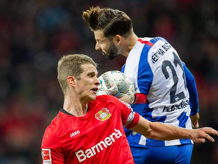Obenauf: Herthas Marvin Plattenhardt behielt nicht nur beim Kopfballduell mit Bayers Lars Bender in Leverkusen die Oberhand.