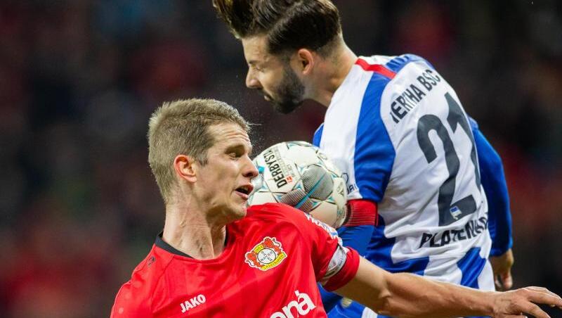 Obenauf: Herthas Marvin Plattenhardt behielt nicht nur beim Kopfballduell mit Bayers Lars Bender in Leverkusen die Oberhand. Obenauf: Herthas Marvin Plattenhardt behielt nicht nur beim Kopfballduell mit Bayers Lars Bender in Leverkusen die Oberhand.