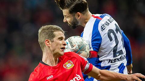 Obenauf: Herthas Marvin Plattenhardt behielt nicht nur beim Kopfballduell mit Bayers Lars Bender in Leverkusen die Oberhand.