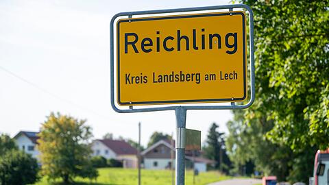 Das Rathaus der Gemeinde Reichling im Landkreis Landsberg ist teilweise durchsucht worden. (Archivbild)