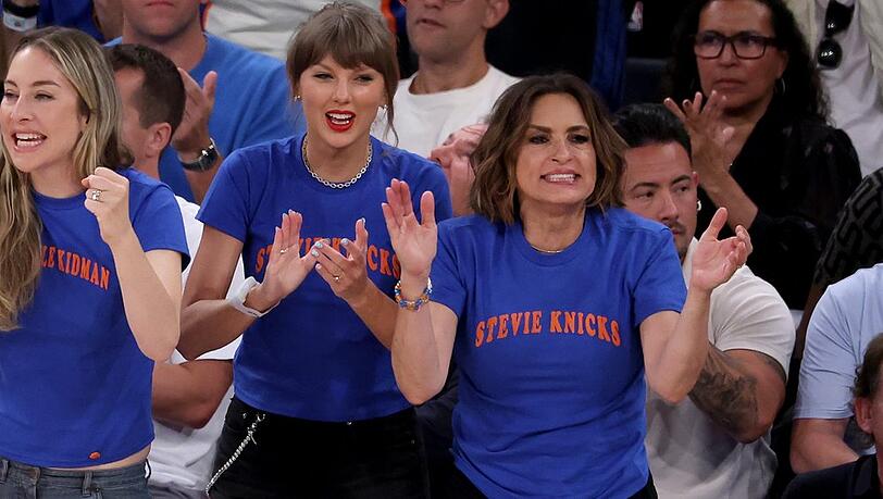 Im Madison Square Garden fieberten Taylor Swift und Mariska Hargitay mit den Knicks mit. Im Madison Square Garden fieberten Taylor Swift und Mariska Hargitay mit den Knicks mit.