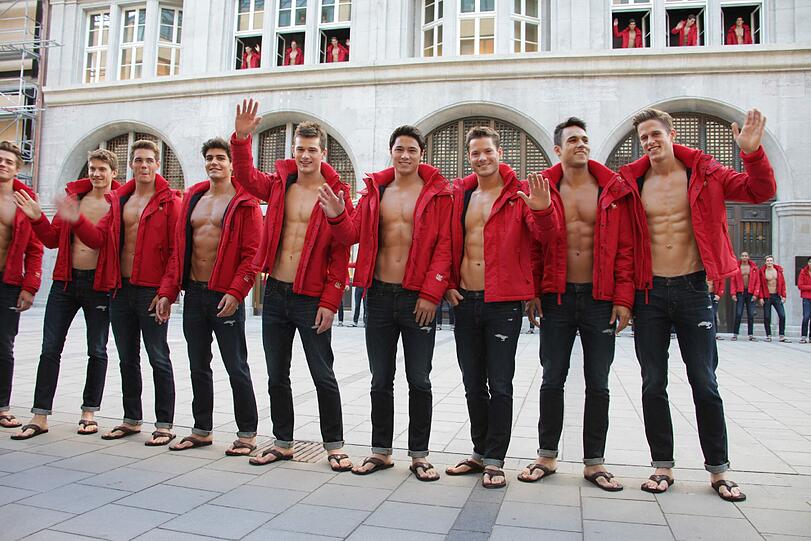 Durchtrainiert präsentieren sich die Abercrombie-Models am Freitag in der Sendlinger Straße. Der neue Flagstore in München gehört zu den größten Abercrombie & Fitch-Filialen weltweit.