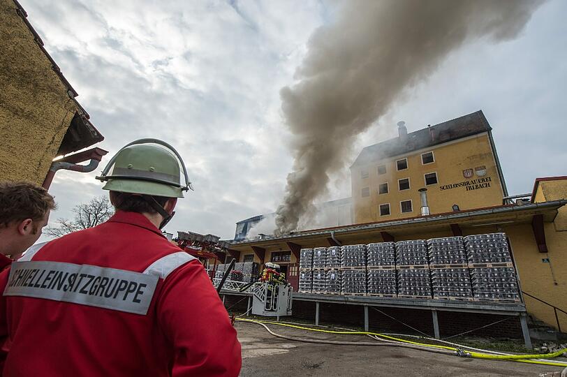 Beim Großbrand in einer Brauerei in Irlbach bei Straubing Brauerei hat in der Nacht zum Mittwoch einen Millionenschaden angerichtet. Verletzt wurde niemand, wie die Polizei mitteilte.