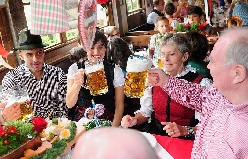 Pep und Cristina Guardiola mit Susanne und Uli Hoeneß