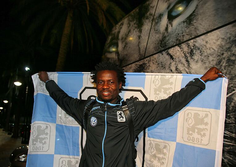 "Ich bin froh ein Löwe zu sein!" Mit diesen Worten begrüßte Anthony Annan Fans und Verantortliche des TSV 1860 am Montagabend in Marbella. Die ersten Bilder von seiner Ankunft im Trainingslager.