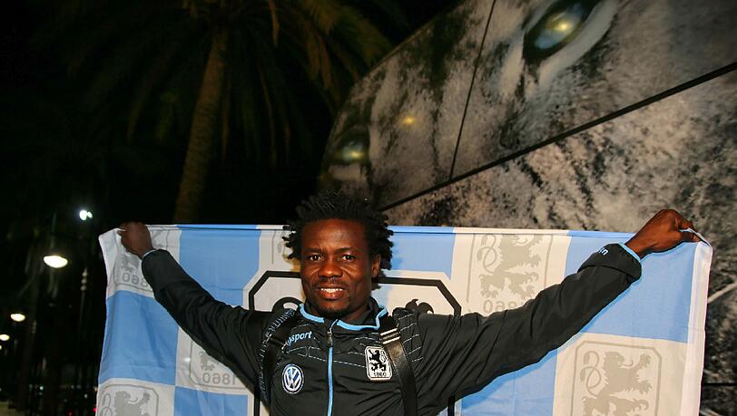 "Ich bin froh ein Löwe zu sein!" Mit diesen Worten begrüßte Anthony Annan Fans und Verantortliche des TSV 1860 am Montagabend in Marbella. Die ersten Bilder von seiner Ankunft im Trainingslager. "Ich bin froh ein Löwe zu sein!" Mit diesen Worten begrüßte Anthony Annan Fans und Verantortliche des TSV 1860 am Montagabend in Marbella. Die ersten Bilder von seiner Ankunft im Trainingslager.