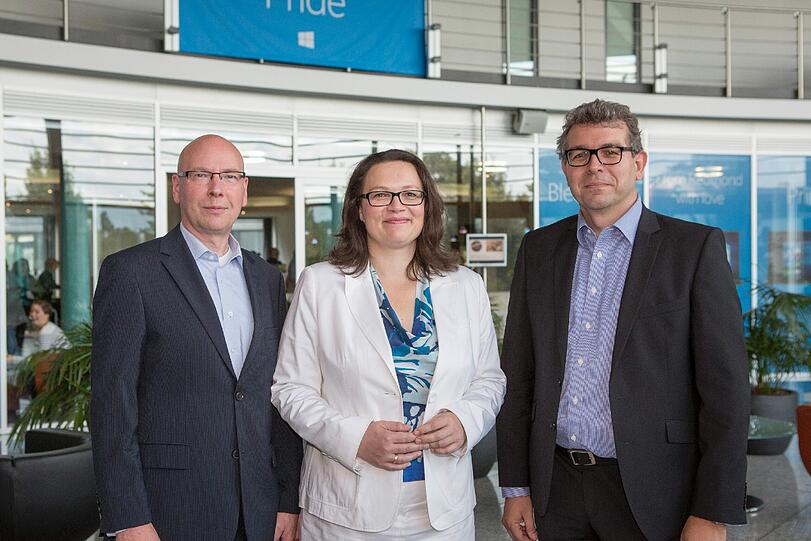 v.l.: Thomas Mickeleit, Director of Communications Microsoft Deutschland, Andrea Nahles (SPD), Bundesministerin für Arbeit und Soziales, Dirk Bornemann, Mitglied der Geschäftsleitung von Microsoft Deutschland und Assistant General Counsel für Deutschland, Österreich und die Schweiz.
