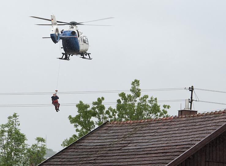 Einsatzkräfte sind mit Hubschraubern im Einsatz, um Eingeschlossene aus der Luft zu bergen.