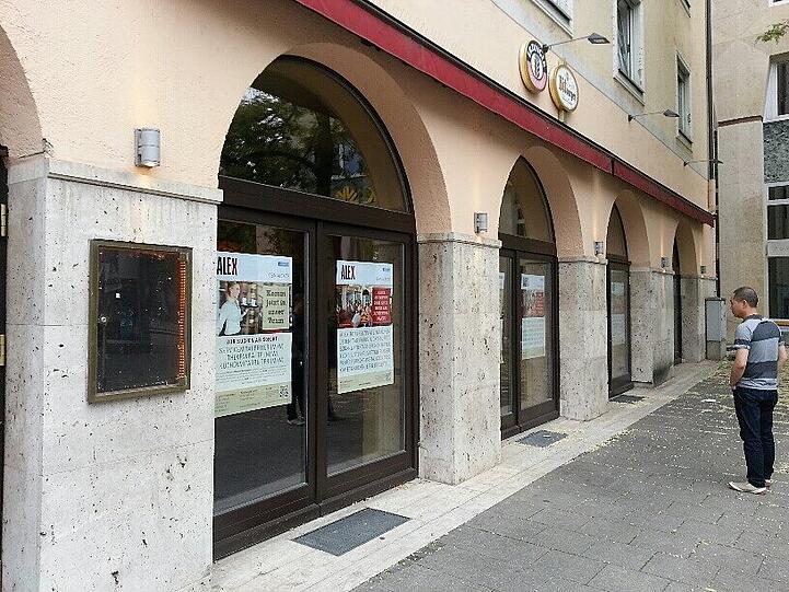 Am Fenster weist ein Aushang auf den Wechsel hin.