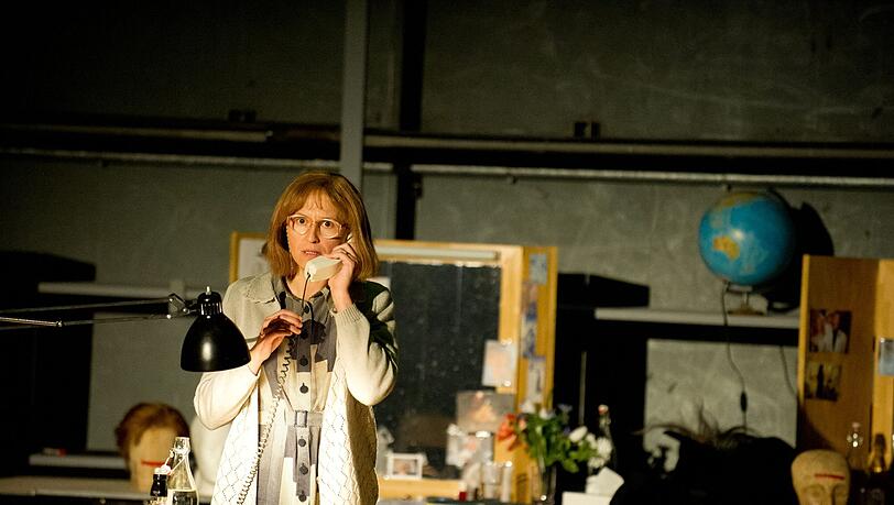 Eigentlich sollte Ende März die Premiere von „Engel in Amerika“ (im Bild: Barbara Horvath) im Resi stattfinden. Telefoniert wird trotzdem, persönlich im Format „Resi ruft an“. Eigentlich sollte Ende März die Premiere von „Engel in Amerika“ (im Bild: Barbara Horvath) im Resi stattfinden. Telefoniert wird trotzdem, persönlich im Format „Resi ruft an“.