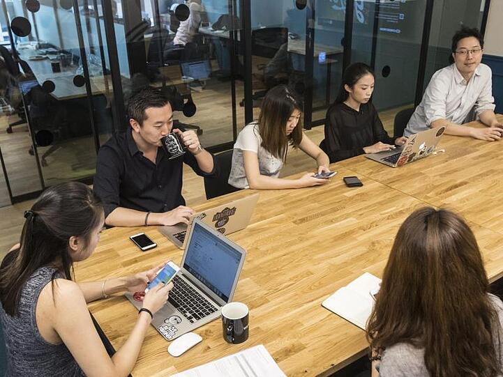 Der Büroraum-Anbieter WeWork wird laut einem Zeitungsbericht erst deutlich später an die Börse gebracht als zunächst geplant.