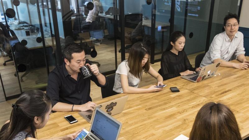 Der Büroraum-Anbieter WeWork wird laut einem Zeitungsbericht erst deutlich später an die Börse gebracht als zunächst geplant.