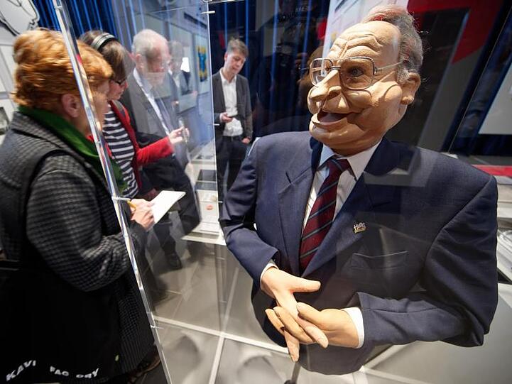 Eine Puppe nach Helmut Kohl aus der Fernsehserie "Hurra Deutschland" im Haus der Geschichte.