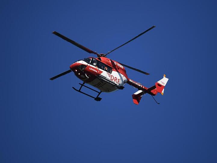 Rettungshubschrauber fliegt. Foto: Patrick Seeger/dpa/Archivbild