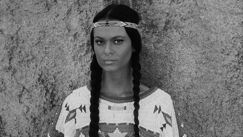 Marie Versini wurde als Winnetous Schwester Nscho-Tschi berühmt. Die Schauspielerin ist am 22. November im Alter von 81 Jahren nach einer schweren Krankheit gestorben.
