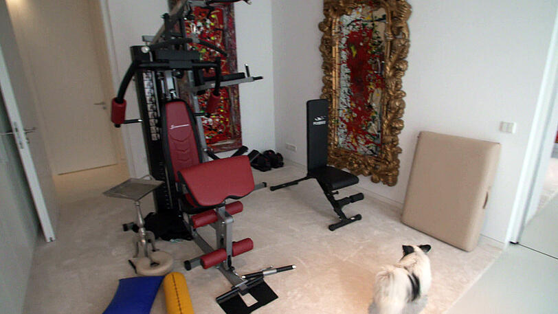 Glööcklers Wohnung hat auch einen eigner Gym- und Massage-Raum.