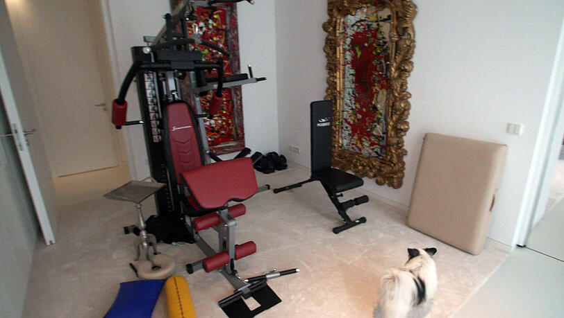 Glööcklers Wohnung hat auch einen eigner Gym- und Massage-Raum. Glööcklers Wohnung hat auch einen eigner Gym- und Massage-Raum.