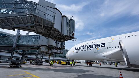 Eine Lufthansa-Maschine des Typs Airbus A380 steht auf dem Flughafen München vor dem Abflug am Gate. Diese und viele weitere Maschinen werden am Mittwoch jedoch nicht abheben können.