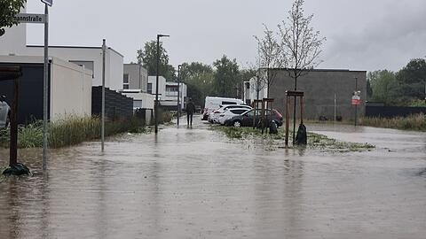 Teils stehen ganze Straßen unter Wasser.