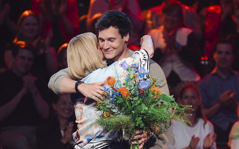 "Danke Annette, für so viele schöne Zweikämpfe", verabschiedet sich Vincent Weiss von seiner Kollegin Annette Frier. "Danke Annette, für so viele schöne Zweikämpfe", verabschiedet sich Vincent Weiss von seiner Kollegin Annette Frier.