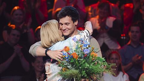 "Danke Annette, f&uuml;r so viele sch&ouml;ne Zweik&auml;mpfe", verabschiedet sich Vincent Weiss von seiner Kollegin Annette Frier.