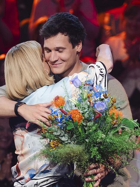 "Danke Annette, f&uuml;r so viele sch&ouml;ne Zweik&auml;mpfe", verabschiedet sich Vincent Weiss von seiner Kollegin Annette Frier.