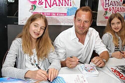 Sophie (l.) und Jana Münster mit Film-Papa Heino Ferch gestern beim Autogrammeschreiben im Cinecitta.