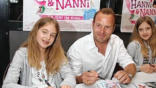Sophie (l.) und Jana Münster mit Film-Papa Heino Ferch gestern beim Autogrammeschreiben im Cinecitta. Sophie (l.) und Jana Münster mit Film-Papa Heino Ferch gestern beim Autogrammeschreiben im Cinecitta.