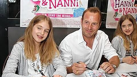 Sophie (l.) und Jana Münster mit Film-Papa Heino Ferch gestern beim Autogrammeschreiben im Cinecitta.
