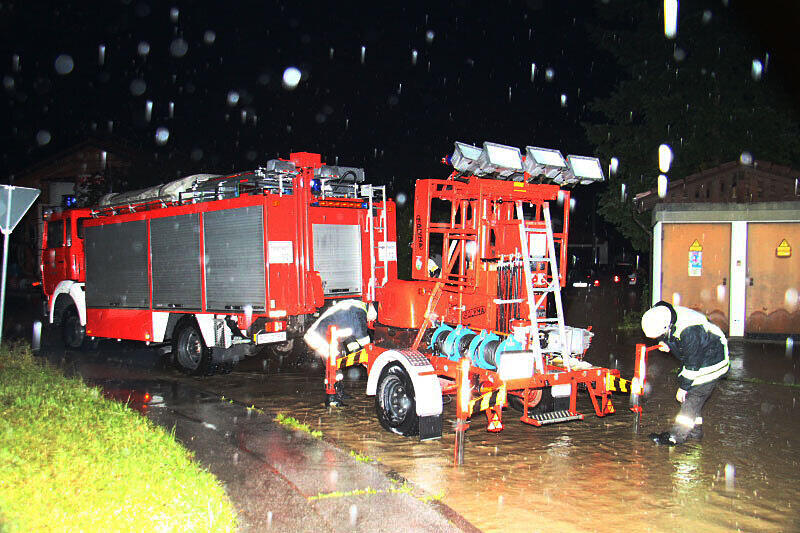 Land unter im Landkreis Rosenheim. Die Bilder von den Aufräumarbeiten in Riedering.