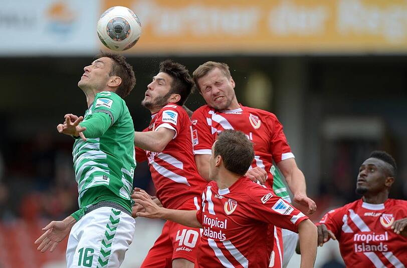 Fürths Goran Sukalo (l) im Zweikampf um den Ball mit den Cottbusern Fanol Perdedaj (2.v.l.), Julian Börner (2.v.r.), Boubacar Sanogo (r) und Sven Michel (vorn)