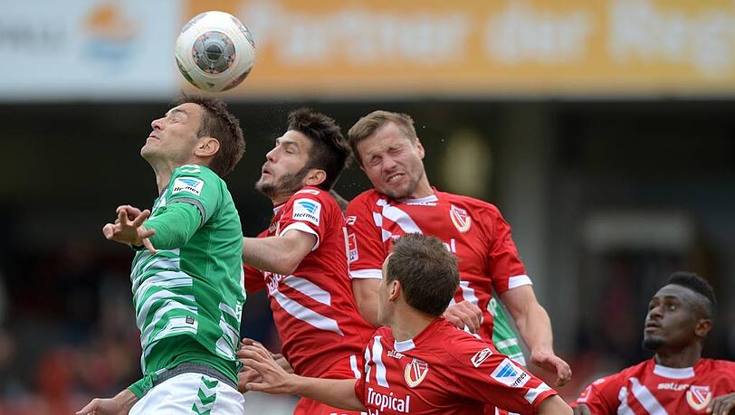 Fürths Goran Sukalo (l) im Zweikampf um den Ball mit den Cottbusern Fanol Perdedaj (2.v.l.), Julian Börner (2.v.r.), Boubacar Sanogo (r) und Sven Michel (vorn) Fürths Goran Sukalo (l) im Zweikampf um den Ball mit den Cottbusern Fanol Perdedaj (2.v.l.), Julian Börner (2.v.r.), Boubacar Sanogo (r) und Sven Michel (vorn)